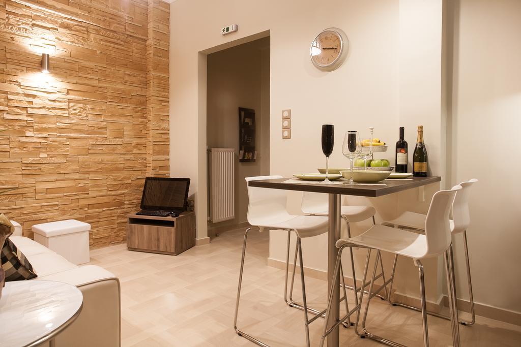 Elegant And Safe Gold And Blue Apartment Walk To Acropolis Athens Exterior photo