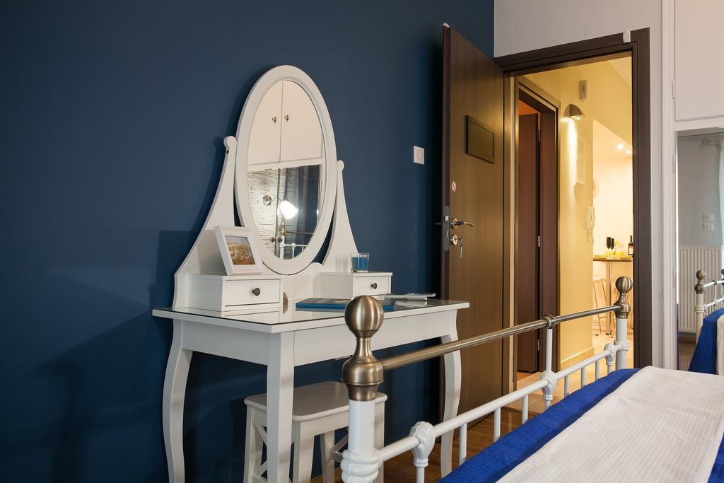 Elegant And Safe Gold And Blue Apartment Walk To Acropolis Athens Exterior photo
